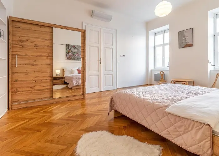 Stylish Luxury Flat In Old Town Apartament